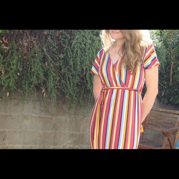 A few loose threads. See photos. Good used - Picture 3 of 10